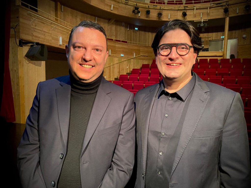 De gauche à droite sur la photo : Yann Botrel, adjoint à la culture et à la communication ; Olivier Araujo, Maire de Charly.